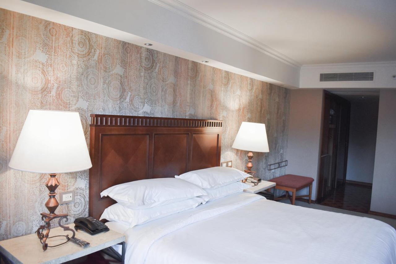 Sheraton Pilar & Convention Center 5*