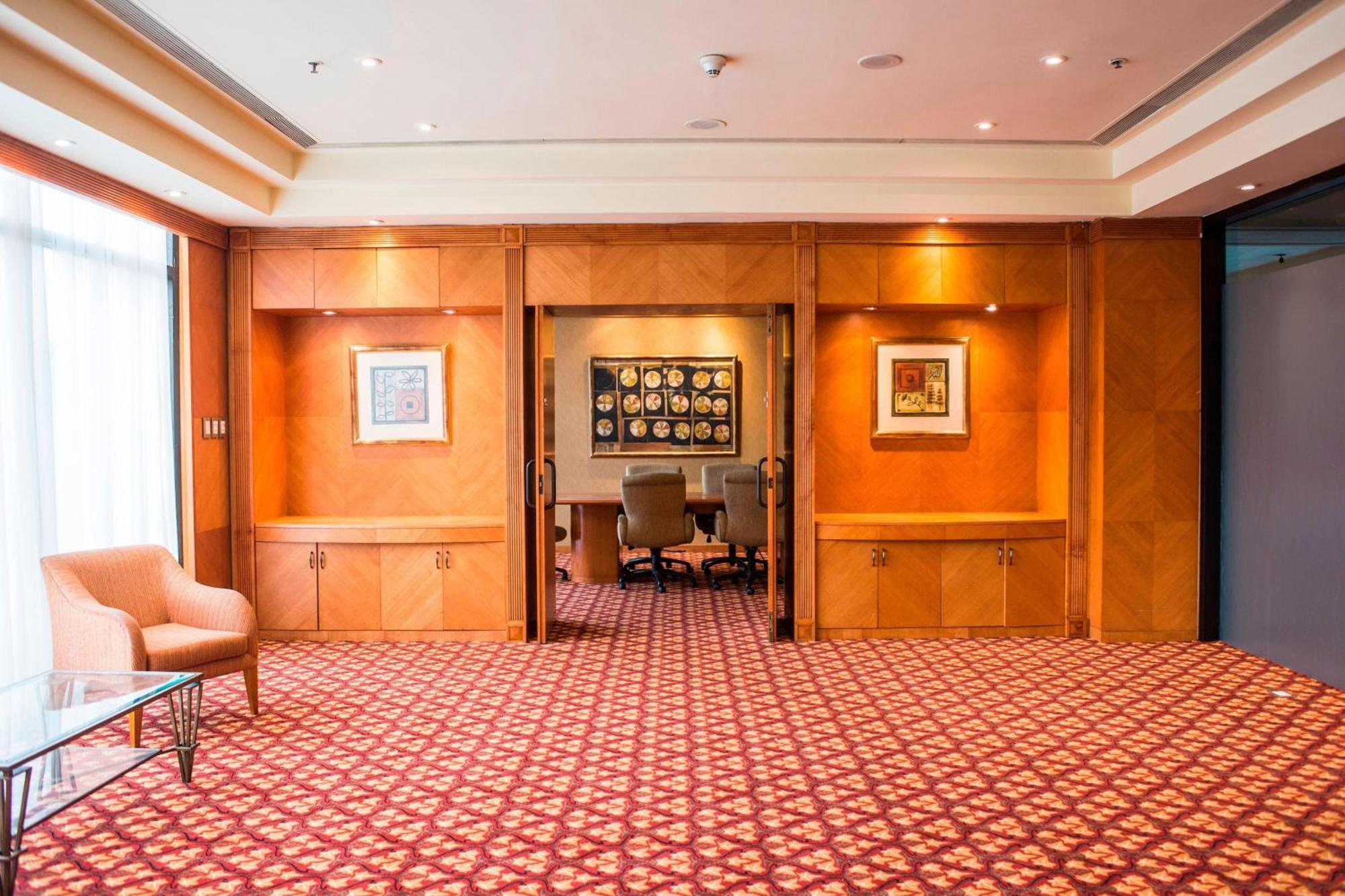 Sheraton Pilar & Convention Center Hotel